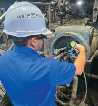 replacing a vacuum gauge on a suction roll